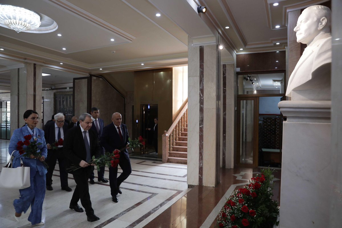 RectorBabayev's tweet photo. BDU-da Ulu Öndər, Universitetimizin dünya şöhrətli məzunu Heydər Əliyevin anadan olmasının 103-cü ildönümünə həsr olunmuş konfrans keçirildi.

Əvvəlcə Ulu Öndərin əsas binadakı büstü önünə gül dəstələri qoyularaq əziz xatirəsi dərin ehtiramla yad edildi. Daha sonra ölkəmizin nüfuzlu ictimai-siyasi xadimlərininin, professor-müəllim heyəti və tələbələrin iştirakı ilə keçirilən konfransda Ümummilli Lider Heydər Əliyevin zəngin dövlətçilik irsi, Azərbaycan dövlətinin inkişafındakı müstəsna xidmətləri və azərbaycançılıq ideologiyası barədə məruzələr edildi.

Müasir Azərbaycan Respublikasının qurucusu Heydər Əliyevin siyasi uzaqgörənliyi, xalqına və dövlətinə sonsuz bağlılığı Azərbaycanın müstəqilliyinin möhkəmlənməsində, hüquqi və güclü dövlət quruculuğunda həlledici rol oynamışdır. Bu gün cənab Prezident İlham Əliyev tərəfindən uğurla davam etdirilən siyasi kurs ölkəmizin hərtərəfli inkişafını təmin edir. Bu zəngin irsin öyrənilməsi və təbliği hər birimizin vətəndaşlıq borcudur.

Konfransdan əvvəl Ulu Öndərin məzunu olduğu BDU-nun Tarix fakültəsində  açılan “Azərbaycan” auditoriyası da bu amala xidmət edəcəkdir. Milli dövlətçilik düşüncəsinin və azərbaycançılıq ideologiyasının təbliği istiqamətində silsilə mühazirələr, ustad dərsləri təşkil olunacaqdır.