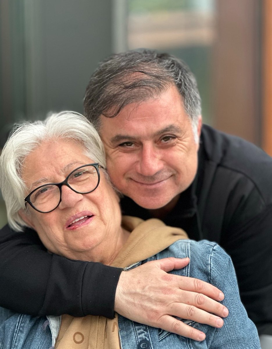 aybaruygur's tweet photo. Başta canım annem olmak üzere…

Hayatımıza sevgiyi öğreten, düştüğümüzde elimizden tutan, en zor anlarımızda bile duasıyla bizi ayakta tutan tüm annelerimizin Anneler Günü kutlu olsun.

Bugün aramızda olmayan annelerimizi rahmet ve özlemle anıyor, yüreğinde evlat acısı taşıyan şehit annelerimizin ellerinden saygıyla öpüyorum.

Bir insanın sığınabileceği en güvenli liman annesinin kalbidir…
İyi ki anneler var, iyi ki annem var.
#AnnelerGünü