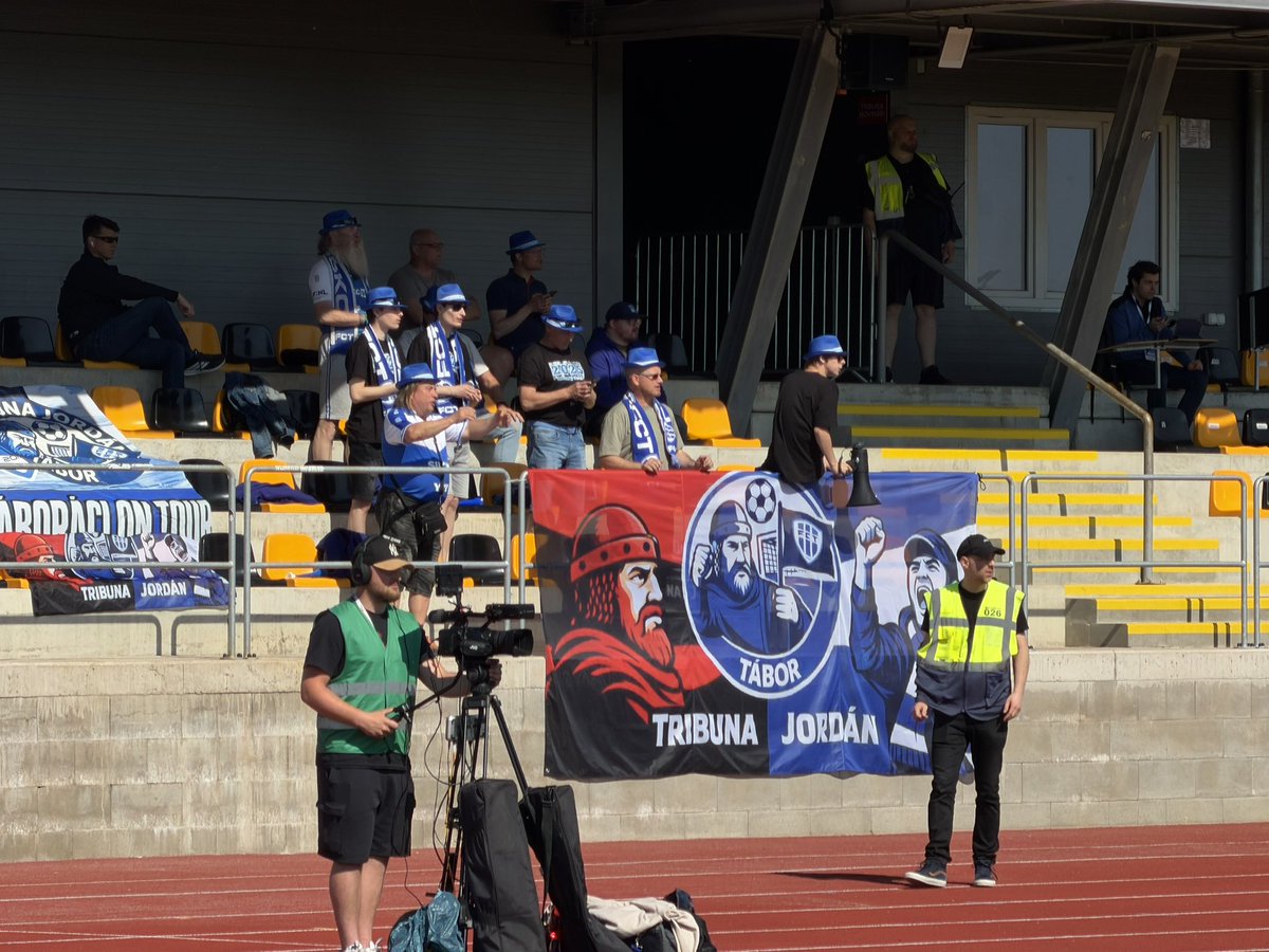 SK Slavia Praha B dnes hraje domácí utkání v Radotíně. Fanoušci Táborska proto před zápasem spustili pokřik:

„My na hřiště nepůjdeme.“