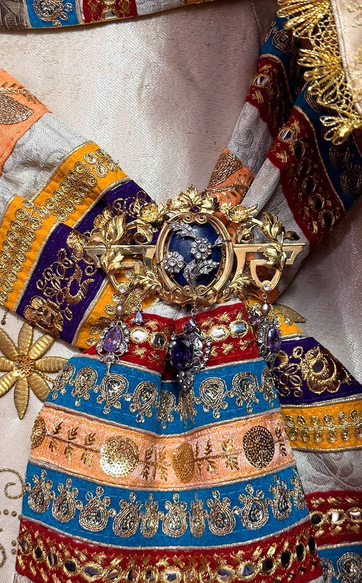 HdadJudios's tweet photo. MAYORDOMÍA |

María Santísima de los Dolores, ataviada para el tiempo ordinario, estrena broche realizado por el diseñador y joyero Juan Robles, donado por un hermano de nuestra corporación.

La Hermandad agradece este gesto de devoción y cariño hacia nuestra venerada titular. https://t.co/vzo9zOdwtV