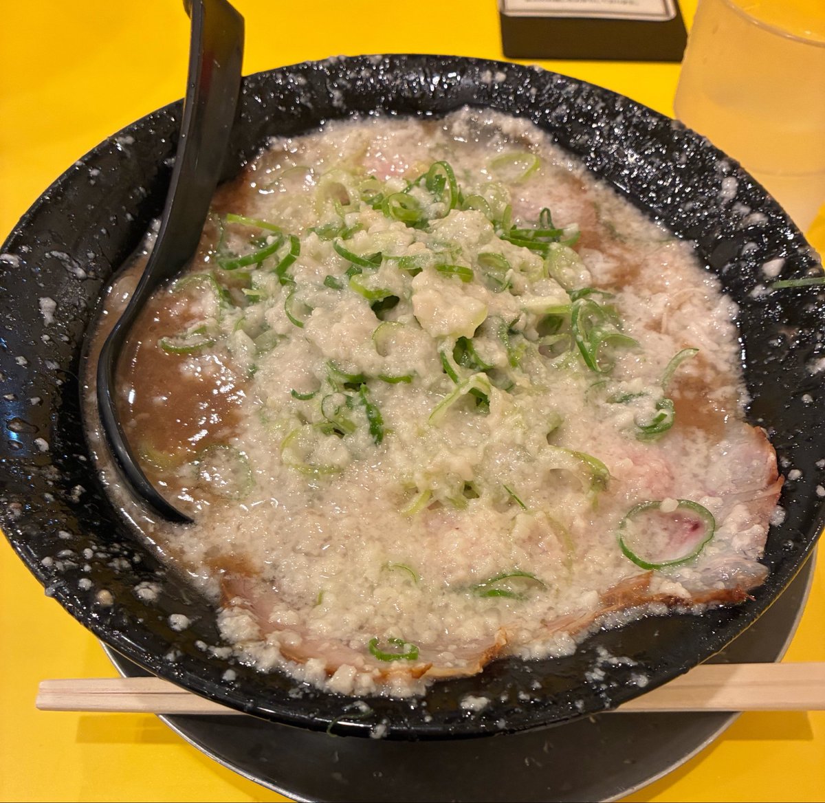 rahmen_ruby's tweet photo. 57 バリバリジョニー
滋賀、竜王にて金曜日の分
何度か来ているお店でずっとブタジローを頼んできたけど、今回は初めて通常ラーメンで🍜
口どけ良いアブラとチャーシューで箸が進みましたね、食べ終えてからは替え玉も🥣
ちなみに本店で替え玉頼むと一度につき10円キャッシュバック💰 https://t.co/yRcq8nJQUG