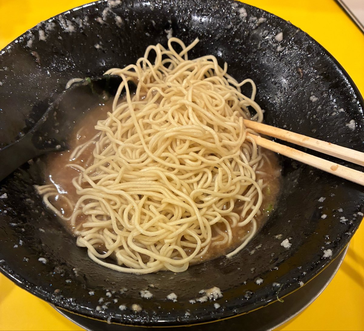 rahmen_ruby's tweet photo. 57 バリバリジョニー
滋賀、竜王にて金曜日の分
何度か来ているお店でずっとブタジローを頼んできたけど、今回は初めて通常ラーメンで🍜
口どけ良いアブラとチャーシューで箸が進みましたね、食べ終えてからは替え玉も🥣
ちなみに本店で替え玉頼むと一度につき10円キャッシュバック💰 https://t.co/yRcq8nJQUG