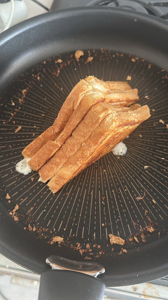 bayhakansimsek's tweet photo. şart değildir fakat, tava tostunda şu son dokunuş çok önemlidir. ve tost tavada yapılır. #tost #sevgi https://t.co/Cb7defPqB5