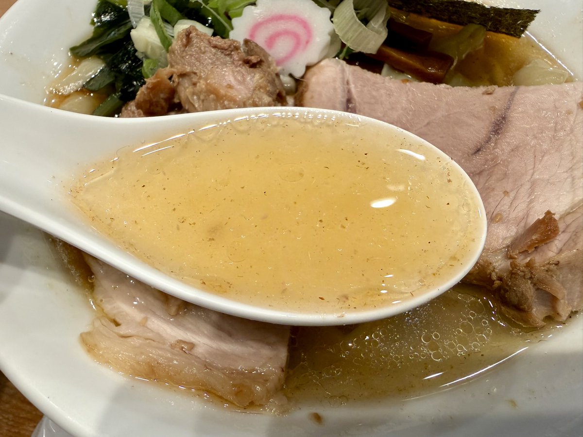 inthelight1001's tweet photo. 麺や六等星@ラーメンWalkerキッチン
塩らーめん+和え玉
開店時には20人超の並び。
極太のウネウネした麺が旨い。
豚肉の旨みがしっかりしたスープ。節系や煮干し系の香りも漂う。
でっかい煮豚が２つ。こちらも美味。
厨房には初めてお目にかかる綺麗なラーメン画家さんの姿も。
大満足。 https://t.co/SZsugHxfIe
