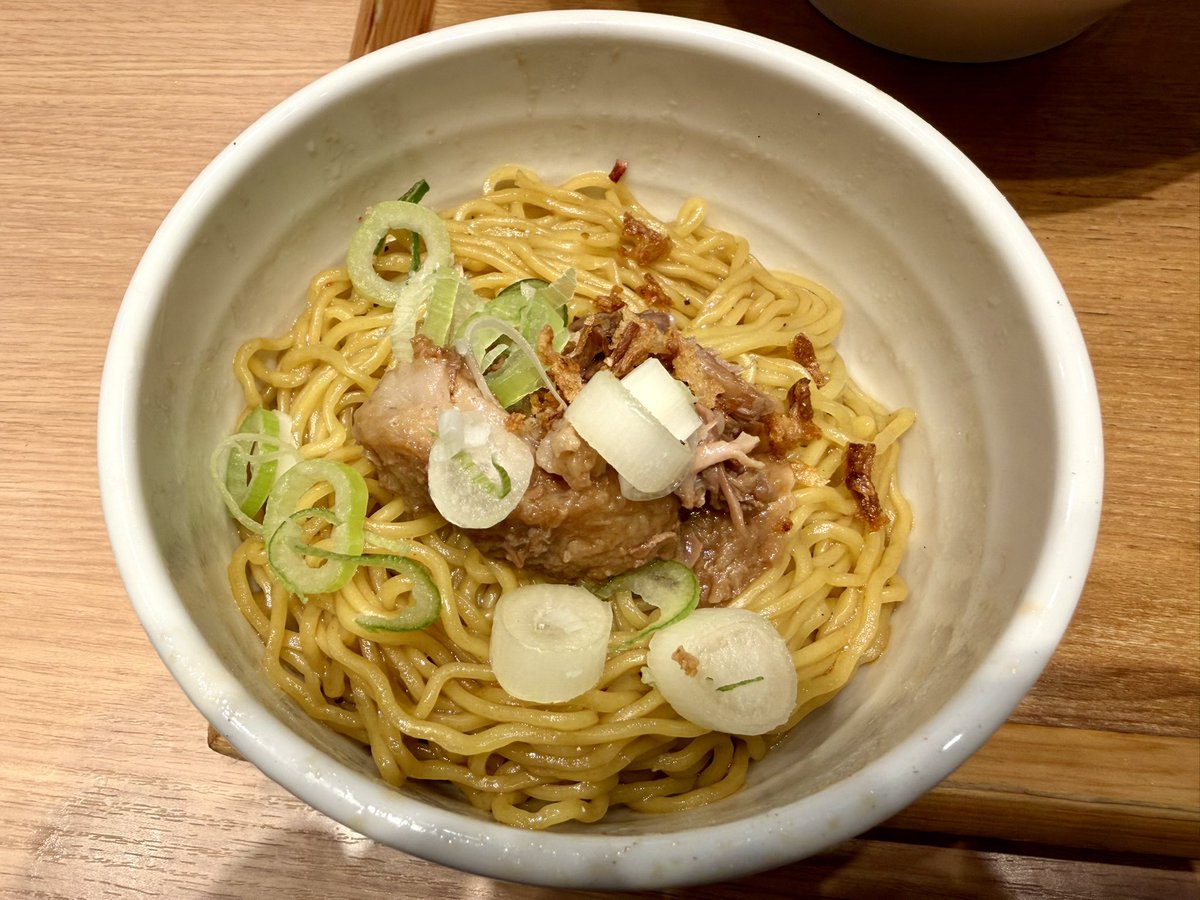 inthelight1001's tweet photo. 麺や六等星@ラーメンWalkerキッチン
塩らーめん+和え玉
開店時には20人超の並び。
極太のウネウネした麺が旨い。
豚肉の旨みがしっかりしたスープ。節系や煮干し系の香りも漂う。
でっかい煮豚が２つ。こちらも美味。
厨房には初めてお目にかかる綺麗なラーメン画家さんの姿も。
大満足。 https://t.co/SZsugHxfIe