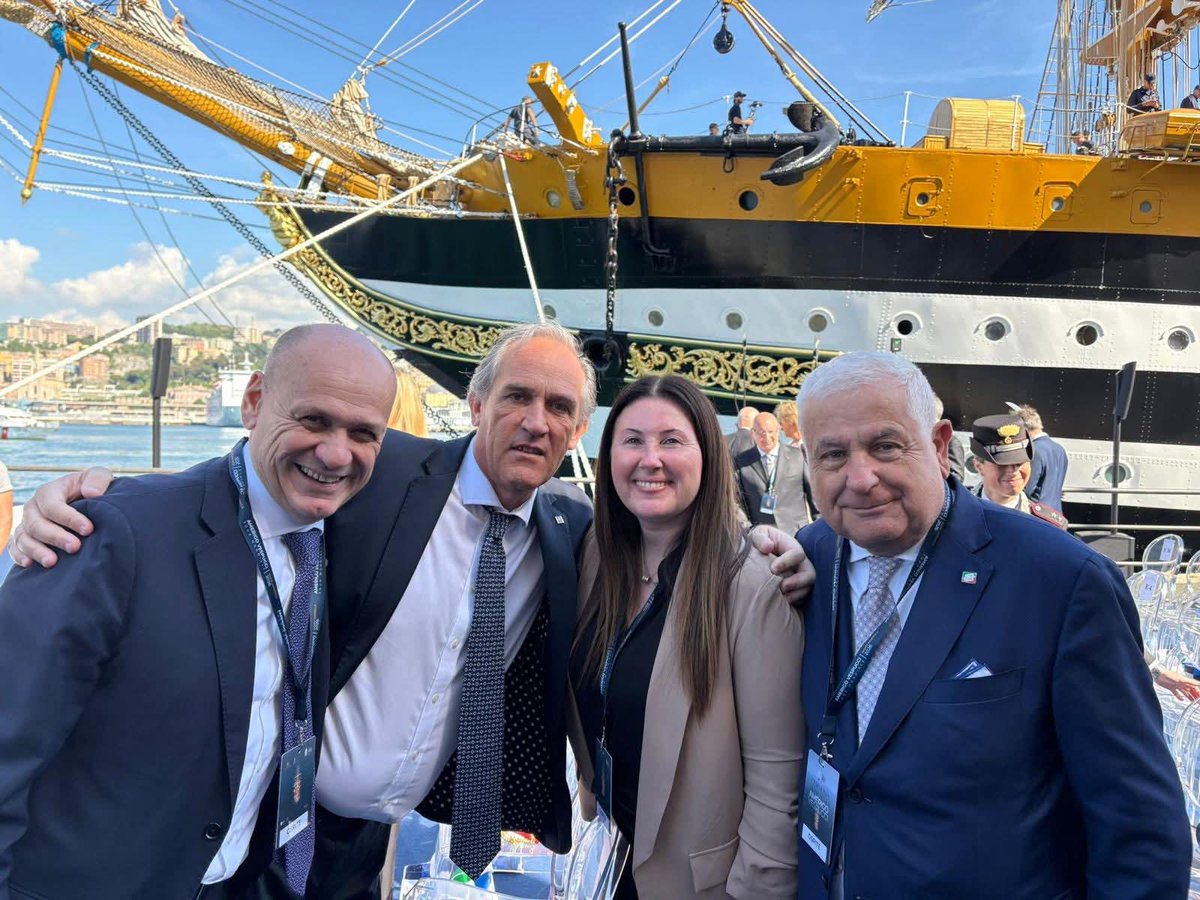 robertomenia's tweet photo. Su Formiche una mia riflessione sul ruolo geopolitico della Vespucci.
Da un lato c’è la centralità marittima dell’Italia, con la dimensione subacquea sempre più importante e, dall’altro, il ruolo della Marina militare. 

https://t.co/XQxxqRnfLR https://t.co/pDPE1HtSuE