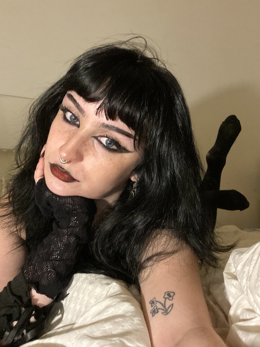 lydiapieds's tweet photo. feeling hot

 #feetfinder #feetworshi̇p #feetfetısh #nsfw #fansly #egirl #goth #petite #skinny #cutegirl #onlyfans #alt #naked #feet #darkhair #naughty #cute #baddie #gothgirl https://t.co/CG1MedbxeI