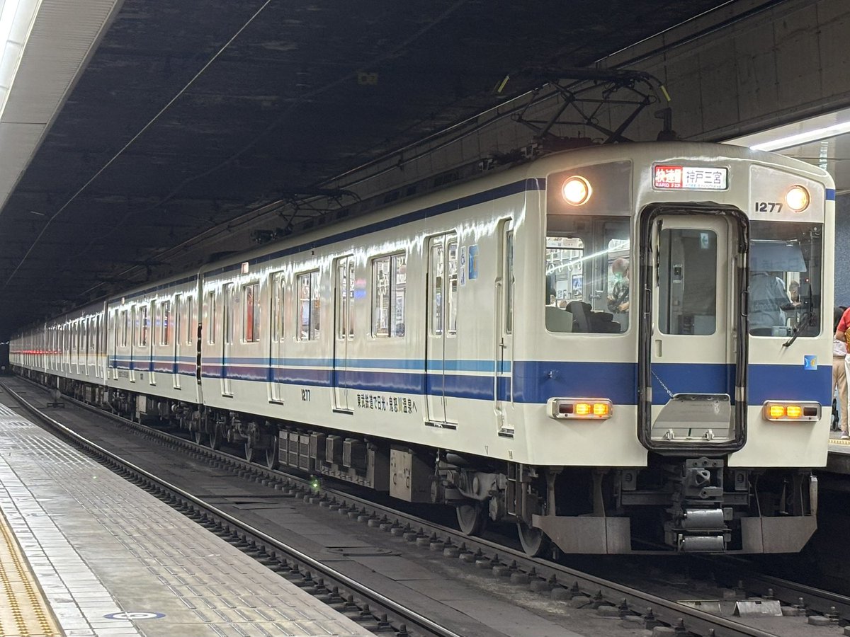 ss8315's tweet photo. 東武カラーが尼崎側先頭で快急運用に入る日としごと休みがようやく重なったので一切の迷いなく撮影してきました
近鉄車を従えてやって来る東武車(?)の快急、これが見たかったんよ
かっこええ

5/10 VE77+EE25+EE31+EE26 https://t.co/KwQspYm9PD