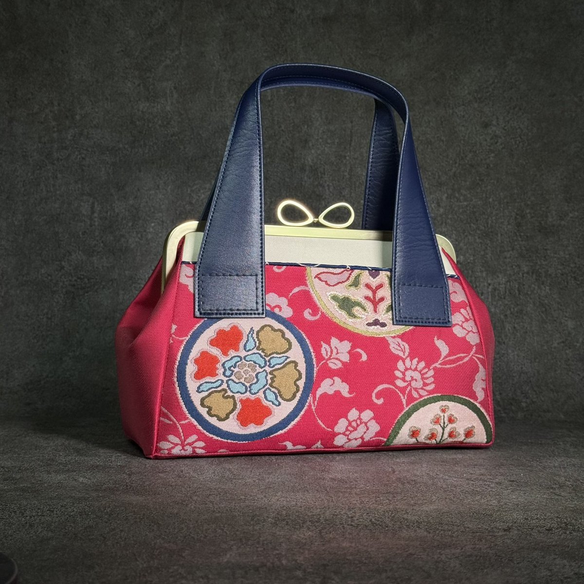 be_aim_kimono's tweet photo. アンティークの帯を使ったハンドバッグ👜
内側には深い青の着物を使用しました。

#着物リメイク #帯リメイク 
#がま口バッグ https://t.co/ZMy0ASqGNp