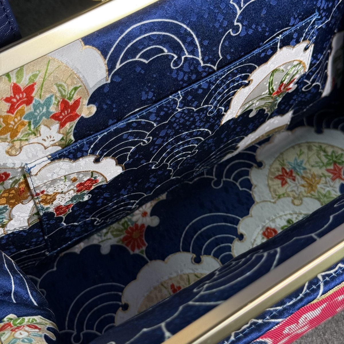 be_aim_kimono's tweet photo. アンティークの帯を使ったハンドバッグ👜
内側には深い青の着物を使用しました。

#着物リメイク #帯リメイク 
#がま口バッグ https://t.co/ZMy0ASqGNp