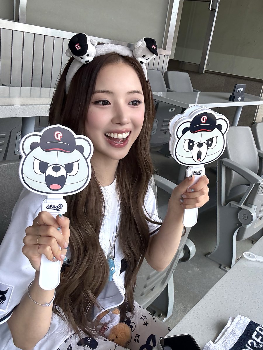 [📸] 2026 KBO리그 - 두산 베어스 vs SSG 랜더스

⊹ ʚ🐶ɞ ミ⚾️ ﾟ˖ ⊹ 💙🤍

NMIXX 5th EP “Heavy Serenade”
➫ 2026.5.11 6PM (KST)

🎼 Pre-Save &amp; Pre-Add &amp; Pre-Order
NMIXX.lnk.to/HeavySerenade

#NMIXX #엔믹스
#지우 #JIWOO
#HeavySerenade
#NMIXX_HeavySerenade
#두산베어스 #doosanbears