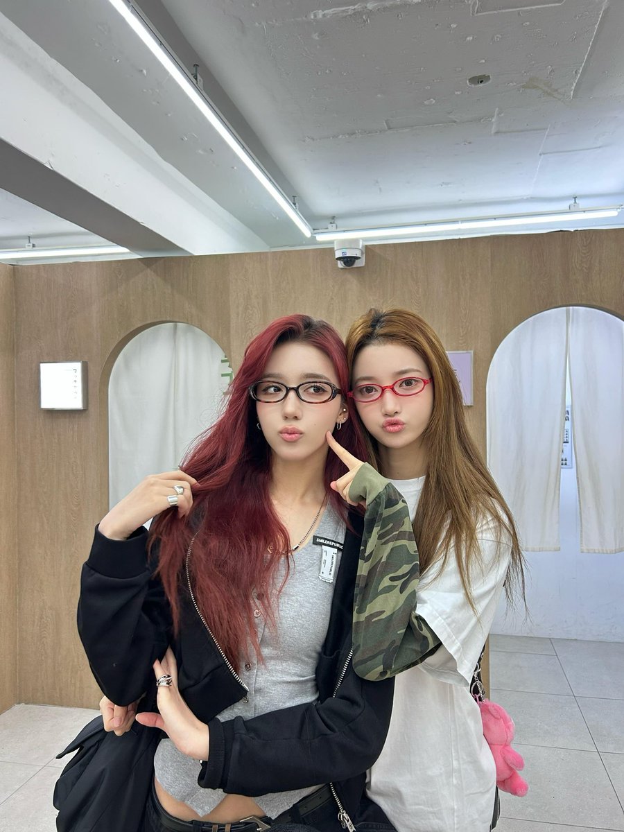 내 공주들 이번에 한국 와서 뉴뉴 갔다가 사진 찍고
찜닭 먹다가 갑자기 한강 이야기 나와서 한강 가서
편털하고 한강 라면 먹었나봐 중국 조시미 가용.. 🫪