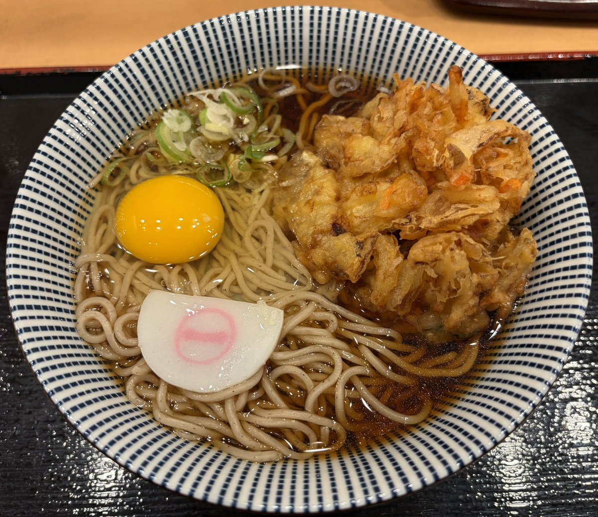 sobalog's tweet photo. そばいち 新宿店
かき揚げ天玉そば 690円 https://t.co/znNxDxBWfs