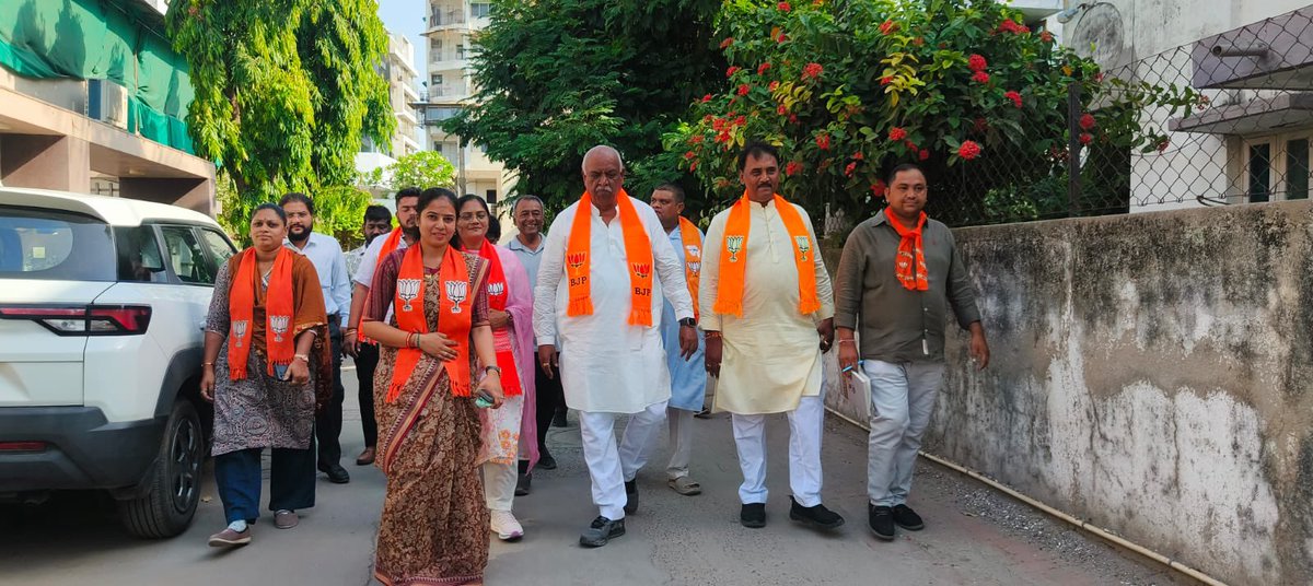 AmitShah4BJP's tweet photo. એલિસબ્રિજની વરસોથી ચાલતી આવી રહેલી લોકઆસ્થા અને પરંપરાને આગળ વધારતા, ચૂંટણી ફોર્મ ભર્યા બાદ તેમજ જનઆશીર્વાદ પ્રાપ્ત થયા પછી લોકસંપર્ક અભિયાનની શરૂઆત પહેલાં આજે ધરણીધર દાદાના દર્શન કરી પદ્માવતી માતાજીને ચૂંદડી અર્પણ કરવામાં આવી.

આ પ્રસંગે વાસણા વોર્ડના ચૂંટાયેલા કાઉન્સિલર મિત્રો સાથે માતાજીના આશીર્વાદ મેળવી લોકસંપર્ક રાઉન્ડની શુભ શરૂઆત કરવામાં આવી.