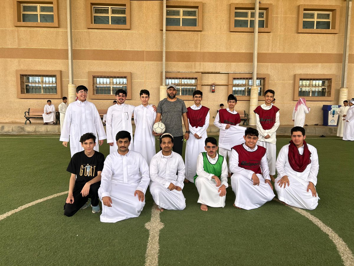 ajialedu's tweet photo. شهد ملعب ثانوية تربية الأجيال اليوم نهائي بطولة كأس المدرسة بين صفي ٤/١ و٢/٢ تعادل الصفان في المباراة الأساسية (١/١) و بضربات الترجيح فاز صف ٤/١ بنتيجة ٦/٧ وكرم مدير المدرسة أ / فرحان الشمري  الفريق الفائز وسلمه الميداليات والكأس وسط حضور هائل من مشجعي الفريقين https://t.co/wJnXNJJQbu