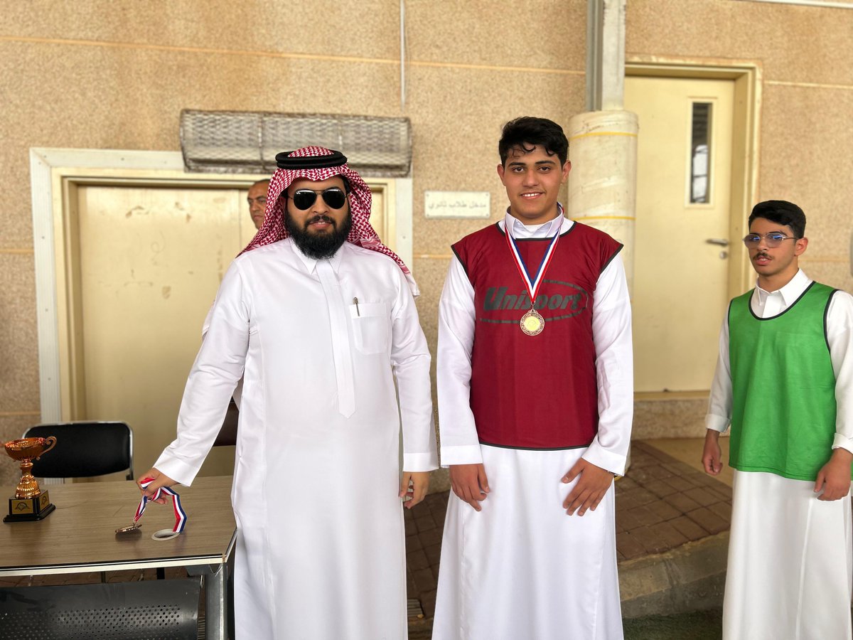 ajialedu's tweet photo. شهد ملعب ثانوية تربية الأجيال اليوم نهائي بطولة كأس المدرسة بين صفي ٤/١ و٢/٢ تعادل الصفان في المباراة الأساسية (١/١) و بضربات الترجيح فاز صف ٤/١ بنتيجة ٦/٧ وكرم مدير المدرسة أ / فرحان الشمري  الفريق الفائز وسلمه الميداليات والكأس وسط حضور هائل من مشجعي الفريقين https://t.co/wJnXNJJQbu