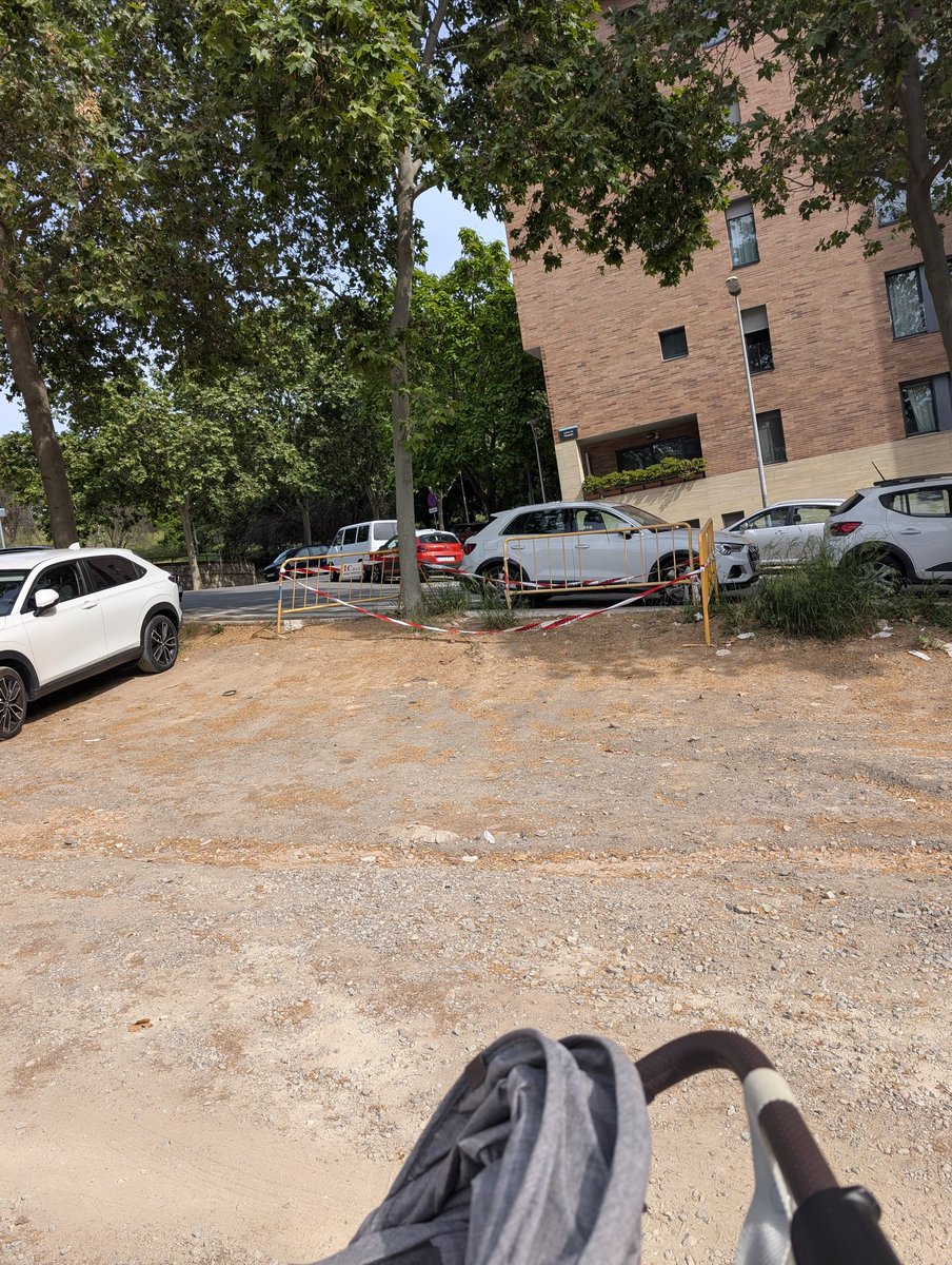 gturmo's tweet photo. +20 dies després...i el carrer segueix igual sense un pas temporal habilitat i sense resposta per part de l'ajuntament de @granollers https://t.co/XhYTvEHyLX