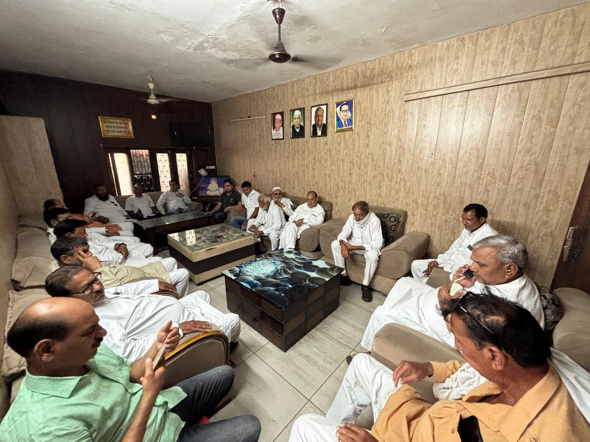 HarendraMalikMP's tweet photo. मुजफ्फरनगर के प्रेमपुरी स्थित अपने आवास पर क्षेत्र के सम्मानित लोगों से मुलाकात कर उनकी समस्याओं को ध्यानपूर्वक सुना तथा उनके शीघ्र समाधान हेतु संबंधित अधिकारियों से वार्ता कर समाधान कराया
#janseva #charthwal #HarendraMalik #Muzaffarnagar #samajwadipartyofficial https://t.co/3KFRICMIDP