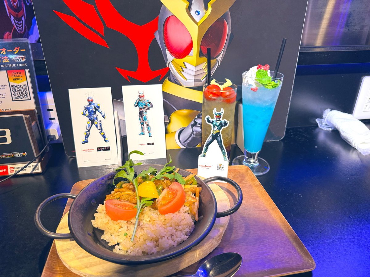 CrcUa8's tweet photo. アギト展終わりに
久しぶりにダイナー行ってきました！

アギトメニュー頼みすぎて
お腹苦しすぎる。。。

テーブルマーカーのバラけ方が最高！
G6とG7引けたのアツいなぁ。

 #仮面ライダーザダイナー15周年 https://t.co/MKWfuAAfQ7