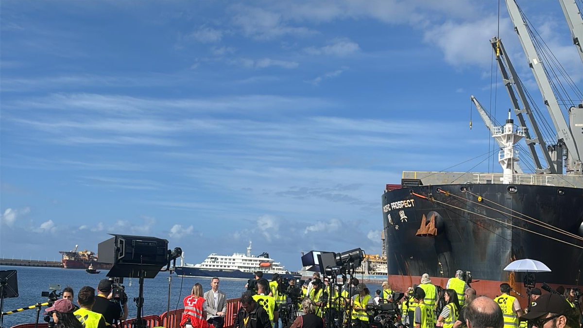 CSIFnacional's tweet photo. Nuestros compañeros de CSIF en la Autoridad Portuaria de Granadilla (Tenerife) siguen de cerca los controles de seguridad tras la llegada del MV Hondius. https://t.co/ZR1KLhCh9q