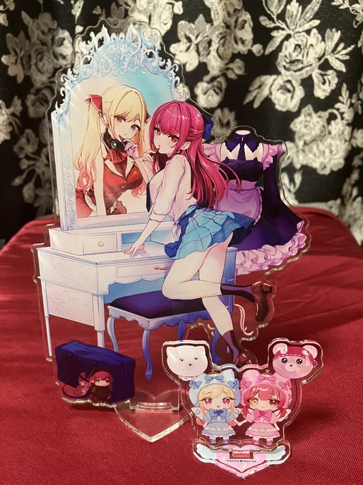 【ホロクル告知3】 アクリルスタンド2種 でっかいアクリルスタンドとちっちゃいアクリルスタンドです (ちっちゃいのは台座にこだわったがゆえのフレーム付き) ちっちゃい方が小さすぎるというより おっきい方が二人分サイズのでかさって感じです でかすぎて箱開けた時笑っちゃった