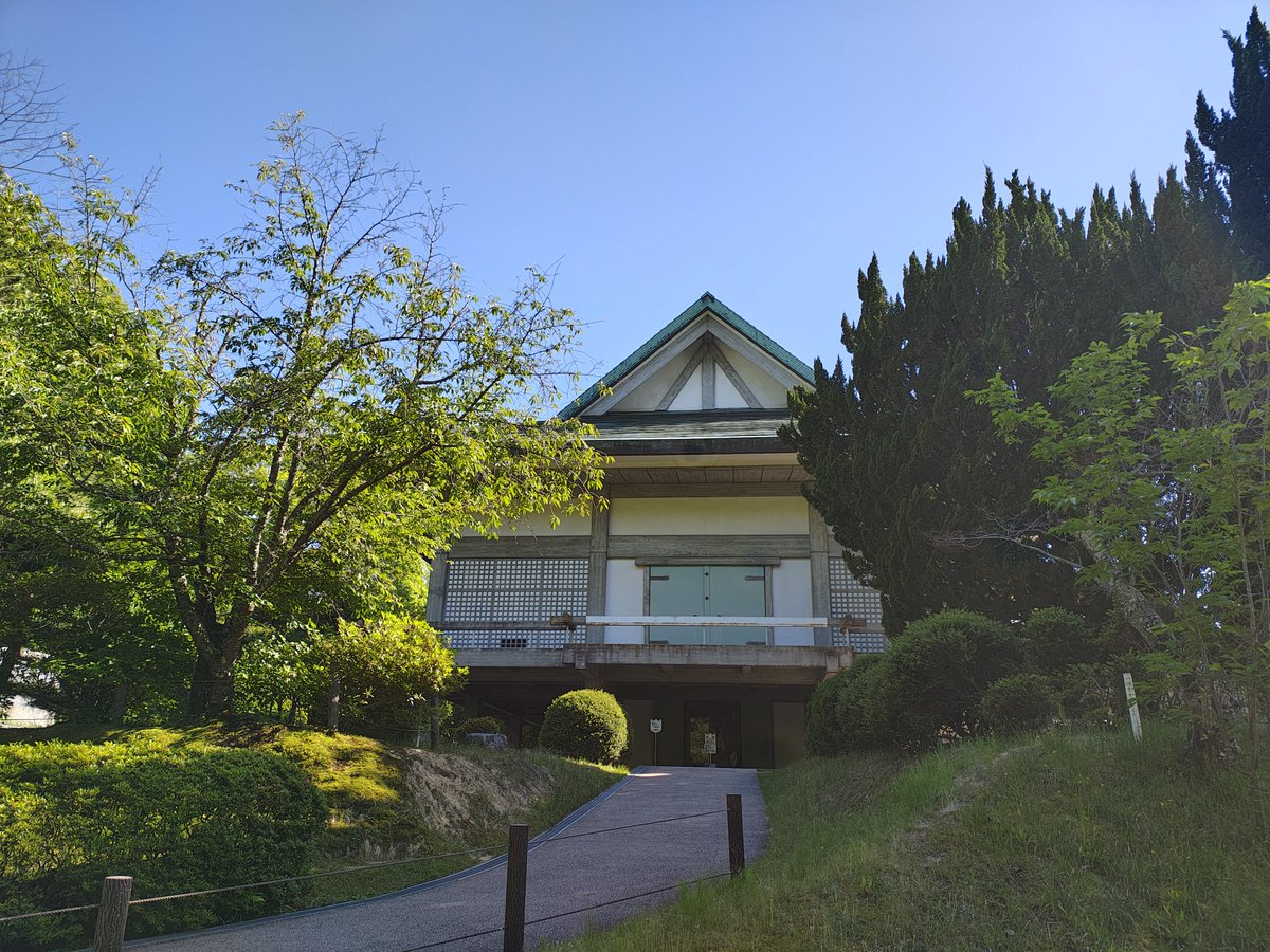 chernenko_2020's tweet photo. しまなみ海道、大三島の大山祇神社に行ってきました
隣接する宝物館にも入ってきましたが、武具の国宝、重文がずらりと揃っていておすすめです
 #大山祇神社  #大三島 https://t.co/lhep19DB7s