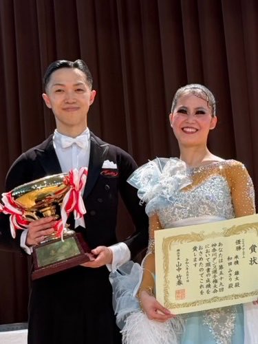 EJBDFinfo's tweet photo. 神奈川ダンス選手権
アマチュアボールルーム
結果

優勝　米積 雄大・和田 みさり
2位　加地 渉・今橋 紗希
3位　本間 貴人・下村 貴子
4位　井川 毅・青木 賜安
5位　綾野 晃志郎・長澤 穂乃花
6位　佐藤 雅敏・安藤 由里彩

#神奈川ダンス選手権
#ejbdf
#JBDF
#大さん橋 https://t.co/qqUAq4VLpX