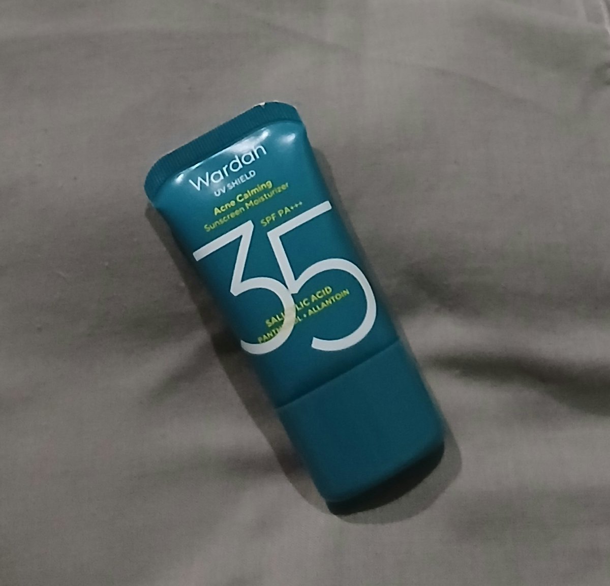 Kapitcore's tweet photo. @womanfeeds_id Aku pake ini nder, klo yang tone up aku pake biore uv lumayan nahan oily https://t.co/kIi0GJKMsh