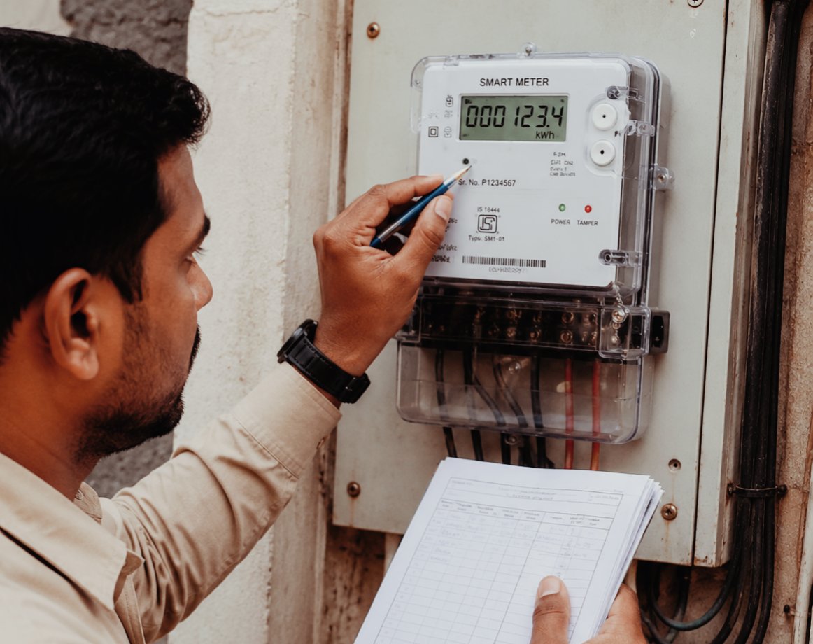Smart Meter’s “Reading Game” left everyone shocked… 😱
A neighbour who works outside the city had locked his house for almost an entire month…
Before leaving, the main switch was turned OFF, and the house was completely locked 🔐
But from the very next day, smart meter