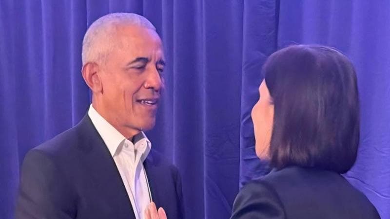 Elly Schlein, e cioè la leader del campo largo che invoca la rottura delle relazioni con gli Stati Uniti per via delle loro attività belliche, ha incontrato Barack Obama, e cioè colui che ha assassinato Gheddafi e distrutto la Libia, assieme ai francesi. Ipocrisia estrema.