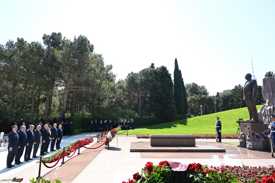 constcourtaz's tweet photo. 10 may tarixdə, Azərbaycan Respublikası Konstitusiya Məhkəməsinin sədri, hakimləri və Aparatın məsul əməkdaşları Fəxri xiyabana gələrək, Ulu Öndər Heydər Əliyevin xatirəsini böyük hörmət və ehtiramla yad edib, abidəsi önünə gül dəstələri qoyublar. https://t.co/C2J7jmQZEc