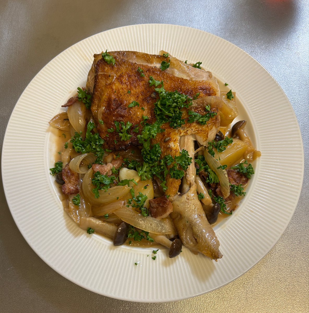 ValueWine_'s tweet photo. 昨日は、三國シェフのレシピで、骨付き鶏もも肉を使ってボンヌファムを作りました😌手間少なめだけど豪華な感じが出て好きなレシピです https://t.co/6uDfBm5kca
