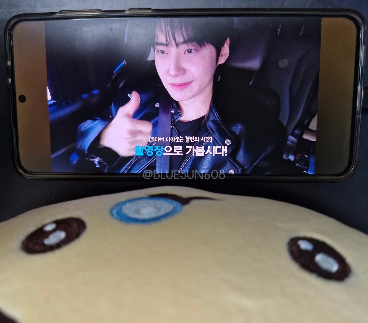 bluesun608's tweet photo. 망곰이도 같이 보는 SIXC 추카추카추 촬영일 비하인드🫶🏻
#이진혁 #LEEJINHYUK
#SIXC
https://t.co/KAAgVg7vn3 https://t.co/7N9wKAckT5