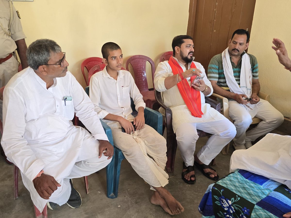 ranu_it_cell's tweet photo. बेलसंड विधानसभा क्षेत्र अंतर्गत परतापुर में श्री अजय झा जी के पुत्र के आसायमिक निधन उपरांत शोकाकुल परिजनों से मुलाकात कर सांत्वना व्यक्त किया एवं ईश्वर से दिवंगत आत्मा के शांति हेतु प्रार्थना किया।
#ChiragPaswan #AmitKumarRanu #belsand 
@LJP4India ।। @iChiragPaswan https://t.co/kAsx6k4tha