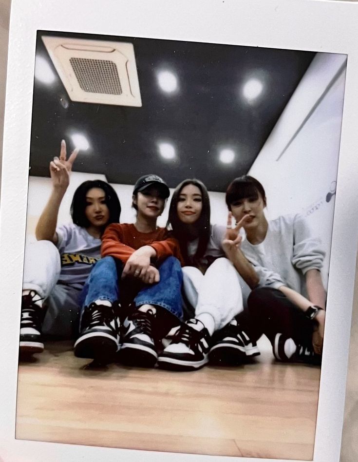 chiara 청이 🧡 HWASA SO CUTE 4WARD 💙🩷 swfs★༄❀✹ tweet media