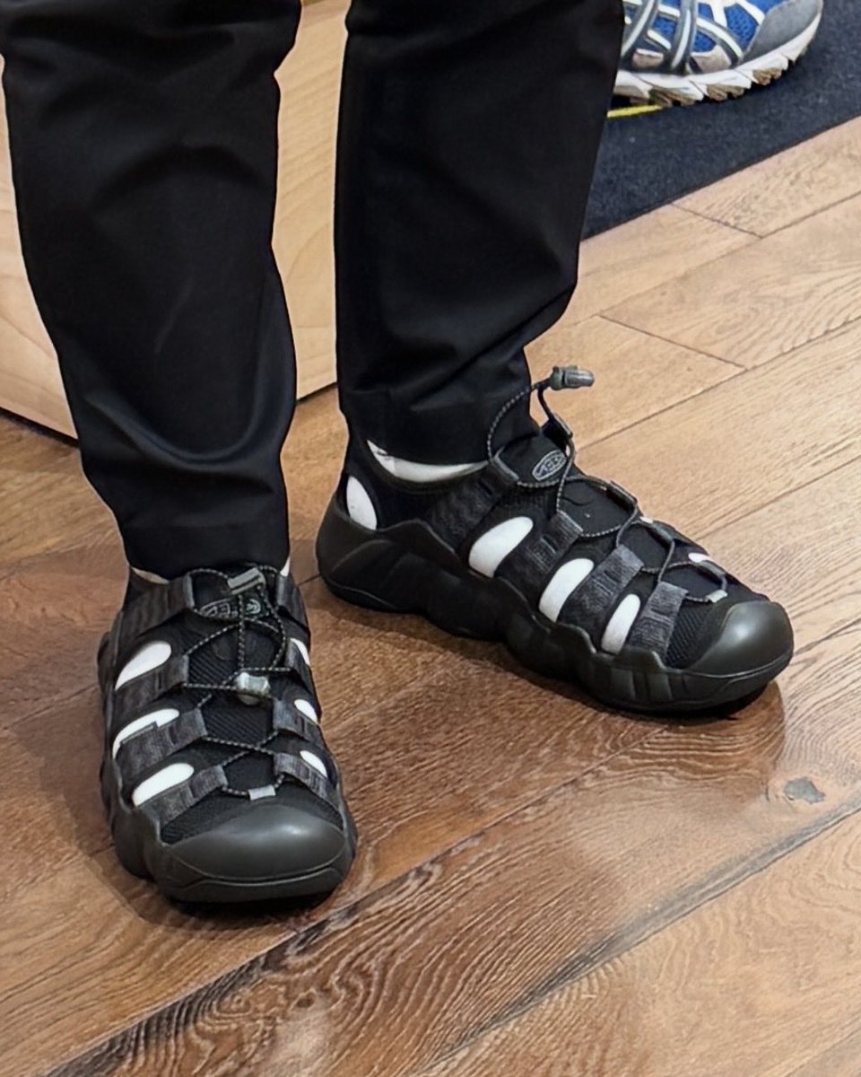 LIGrda0k's tweet photo. ずっと迷ってたKEEN HYPERPORT H2（左）と KEEN NEWPORT H2（右） 。

ネットだと「HYPERPORTの方が軽くて柔らかく、タウンユース寄り」って情報が多くて、最初はそっちを買う気だった。

でもKEENの店舗で詳しい店員さんに相談したら、 https://t.co/zma5ptquT6