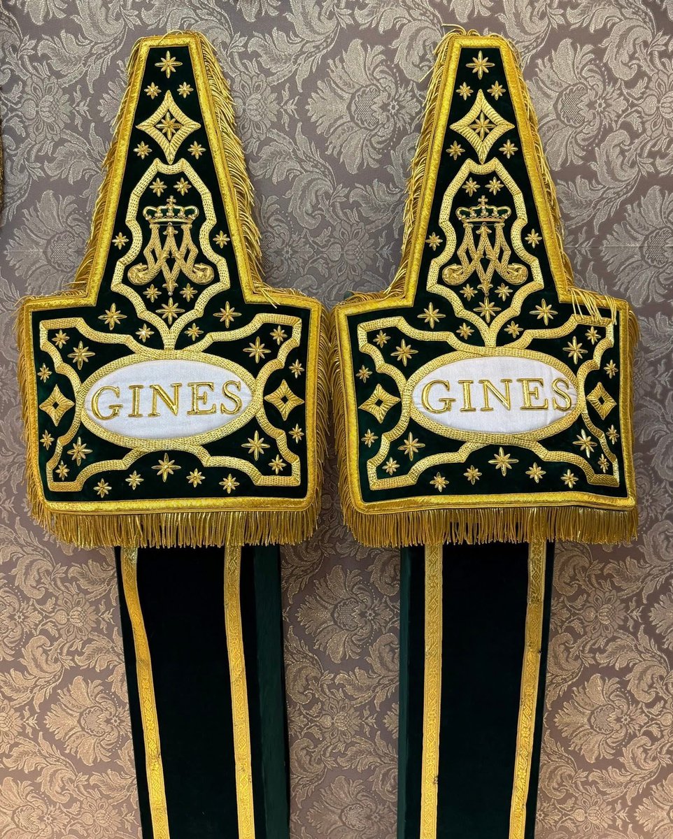 La hermandad del Rocío de Gines anuncia el estreno de unos frontiles donados por un grupo de hermanos y bordados en “oro metal”. La corporación no indica qué taller los ha ejecutado lo cual, unido al aspecto, levanta sospechas sobre su procedencia.
