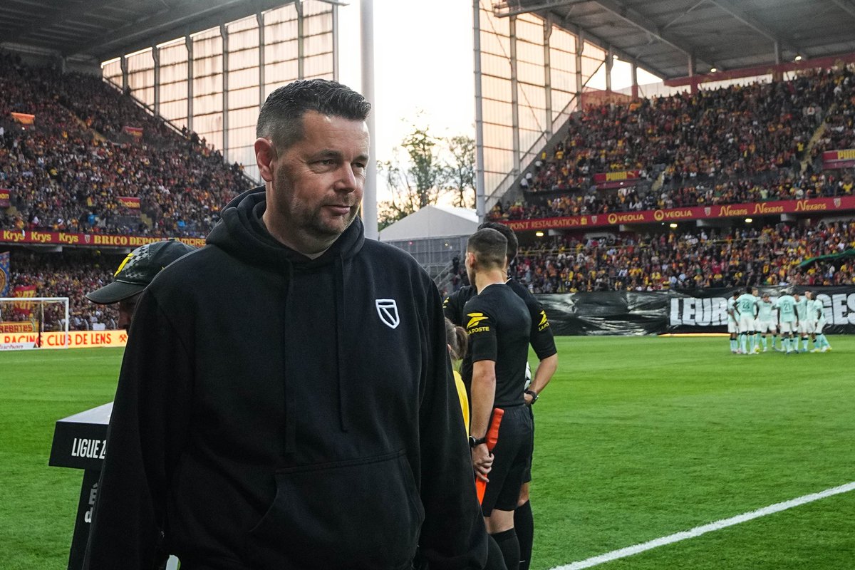 ActuFoot_'s tweet photo. 🚨 Pierre Sage 🇫🇷 : « Si je serai sur le banc de Lens l’année prochaine ? IL Y A DE GRANDES CHANCES OUI. » 😁❤️💛

🎙️ @telefoot_TF1 https://t.co/rowTGqfqVl