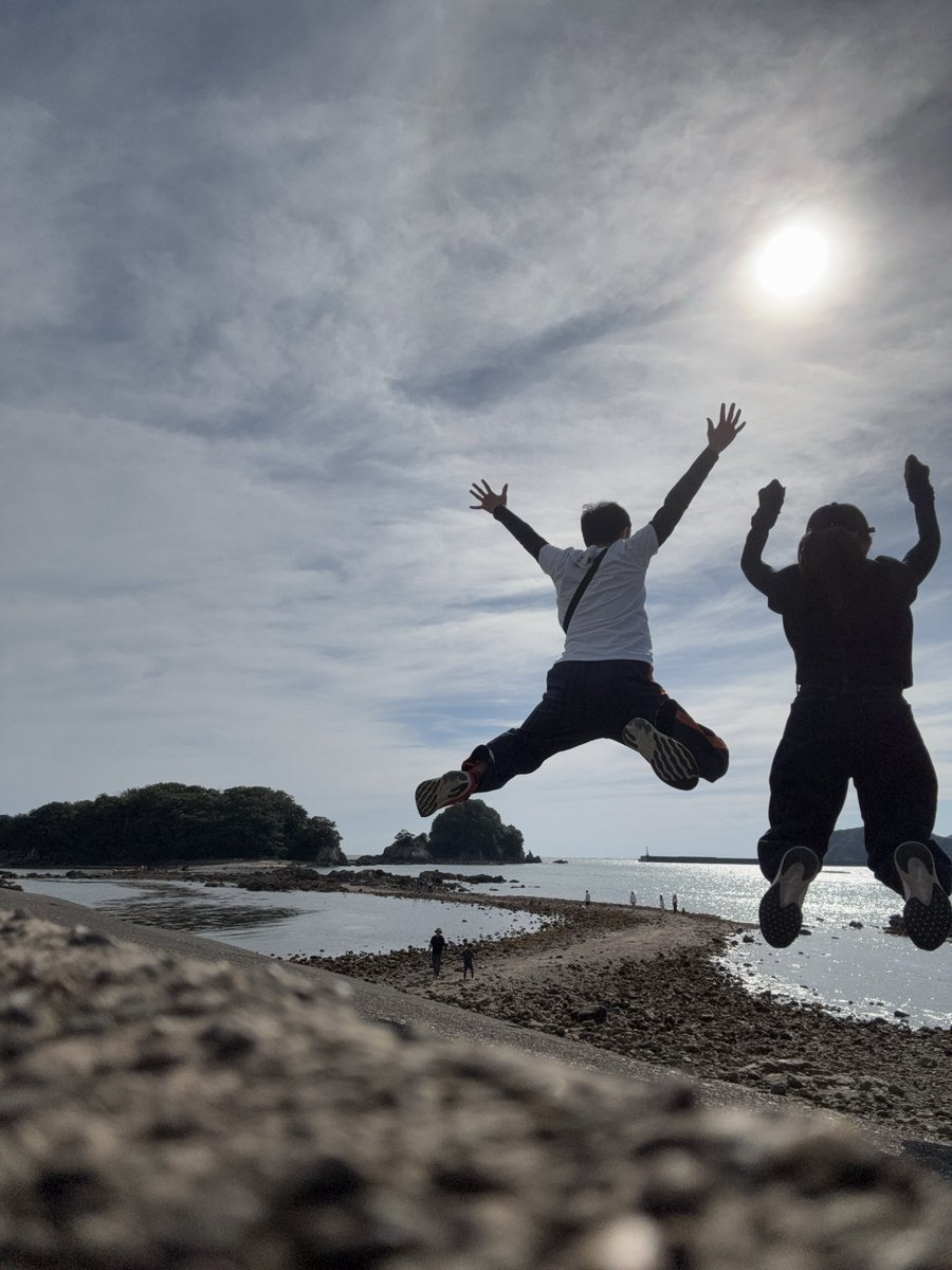 junkohino's tweet photo. 宿毛の海はもう夏だった☀️
向こうの島まで繋がってたから途中まで歩いてみたよ。 https://t.co/kbMdZGG83z