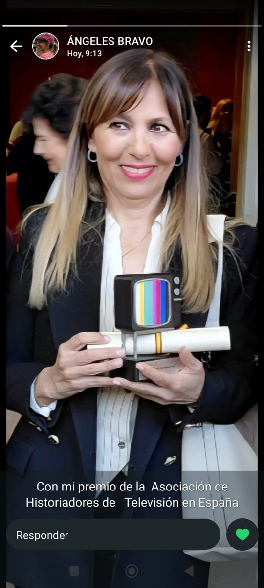 ABRAVOGIL's tweet photo. Muchas gracias a la Asociación de HIstoriadores de Televisión de España por este premio que recibo como un auténtico regalo en un acto lleno de emoción. Gracias...de todo corazón.#premio #televisión https://t.co/YAShTH2Qqo