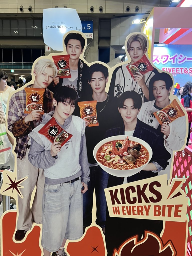 Guess who I saw at kcon Japan👀👀
They really pick and choose when they want to include Hee and not...