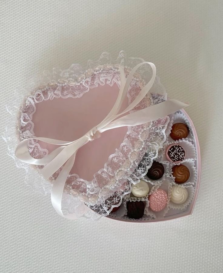vanceyrie's tweet photo. rale’im ile hediye bakmaya çıkmıştık. çiçek alacağından bahsediyordu romantik olurmuş… çıktığımızda böyle seçti ve bir paket hazırladı. (çikolataları canı çekmişti, anneme alalım diye kendisine aldırdı… sırada bekliyor yemek için prensim) https://t.co/IdRSpURD3L