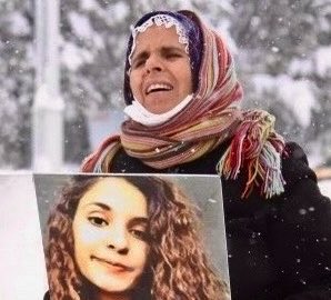 ferhatttunc's tweet photo. Bedriye Ana tam 6 yıldır aynı isimle uyanıyor sabaha: “Gülistan”.  
Çığlık çığlığa, dağları delen, taşları ağlatan bir sesleniş bu. 

Tıpkı yıllar önce Fadime Ana’nın “Uy ben ölim lo” diye feryat ettiği gibi. O ses de Dersim’in sınırlarını aşmış, insanlığın en sağır vicdanına bile çarpmıştı. Anaların feryadı coğrafya dinlemez çünkü. Acının dili tektir.

Gülistan… Üniversite koridorlarında umutla yürüyen bir genç kadındı. Dersim’in ayazına, Munzur’un suyuna emanet bir can. Fakat başını bir valinin çektiği kanlı ve kirli bir tezgâh, o canı bizden aldı. Kamera kayıtları sustu, sokaklar sustu, adalet sustu. 

Ocak ayının en zalim gecesinde, Dersim’in ayazında yapayalnız kaldı Gülistan. Attığı son adım, bir daha geri dönmediği o yürüyüş, hepimizin boğazında düğüm oldu. Nehir sustu, devlet sustu, ama Bedriye Ana susmadı.

6 yıldır her sabah aynı soruyla kalkıyor: “Gülistan’ım nerede?”  
6 yıldır her Anneler Günü, mezar taşı olmayan bir evlada ağıt yakıyor.

Bugünlerde bütün kalbimizle Bedriye Ana’nın yanındayız. Kapısını çalamadığımız, sofrasına oturamadığımız o evin önünde, sessiz bir nöbetteyiz hepimiz. 

Bu Anneler Günü’nde “Gülistan’ımın kemiklerini istiyorum” diyen Bedriye Ana’nın ellerinden öpüyorum. Onun şahsında, evlat acısıyla kavrulan, mezarsız evlatlara ağıt yakan, faili meçhullere karşı direnen tüm annelerin Anneler Günü’nü kutluyorum.

Bir annenin evladının  “kemiklerini” istemesi, bir ülkenin utancıdır.  
Bedriye Ana’nın gözyaşı dinmedikçe, bu topraklarda hiçbir gün bayram değil.  
Hiçbir çiçek, bir annenin yaktığı ağıt kadar kokmaz.

Gülistan’ı unutmadık. Unutturmayacağız.

Ferhat Tunç

 #AnnelerGünü