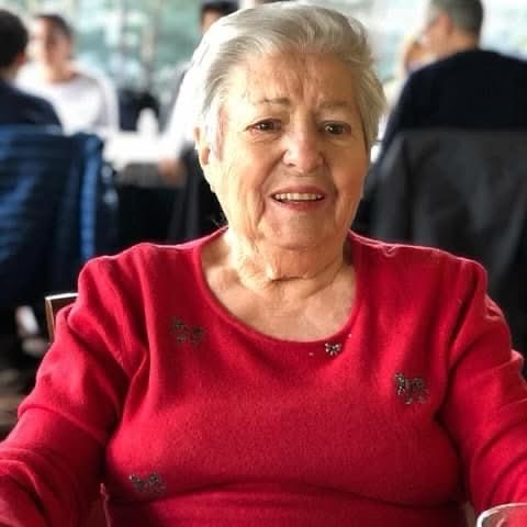 purplecri's tweet photo. Auguri mammotta, dovunque tu sia. Ti immagino con papà. E per questo ti immagino felice. Oggi c’è malinconia. Perché non posso chiamarti, non posso regalarti i fiori che ti piacevano tanto… passerà… https://t.co/nnQEKmSwxK