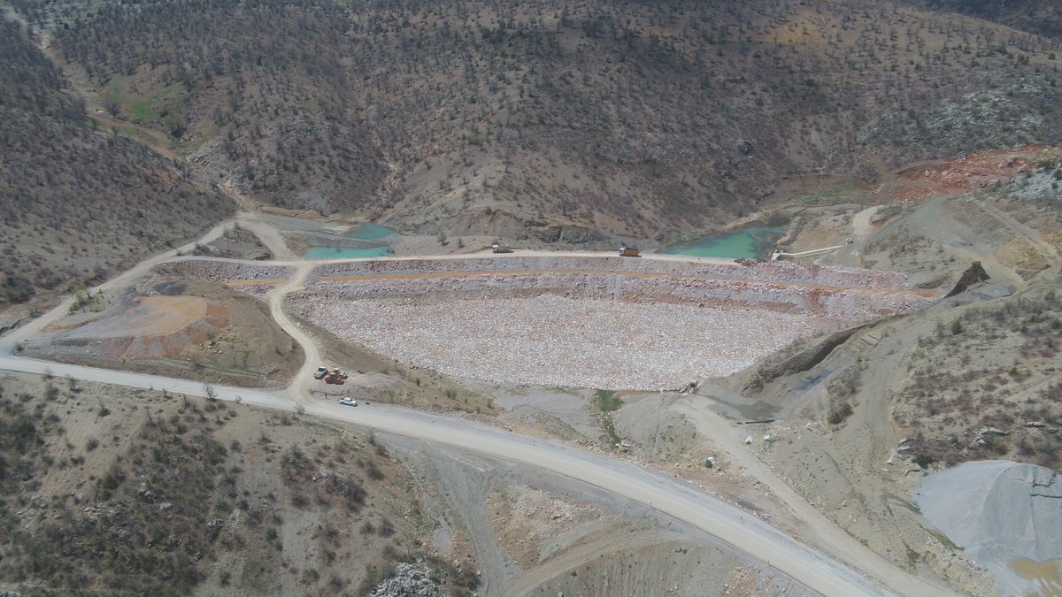 dsi_4_blgmd's tweet photo. 📍 Konya’nın Bozkır ilçesi Dereiçi Mahallesi’nde yapımı süren Dereiçi Göleti’nde çalışmalar  devam ediyor.

💧 Temelden 29,5 m yüksekliğe ve 540 bin metreküp su depolama kapasitesine sahip olacak göletin tamamlanmasıyla  740 dekar tarım arazisi modern sulama imkânına kavuşacak. https://t.co/wY2buu4lRf
