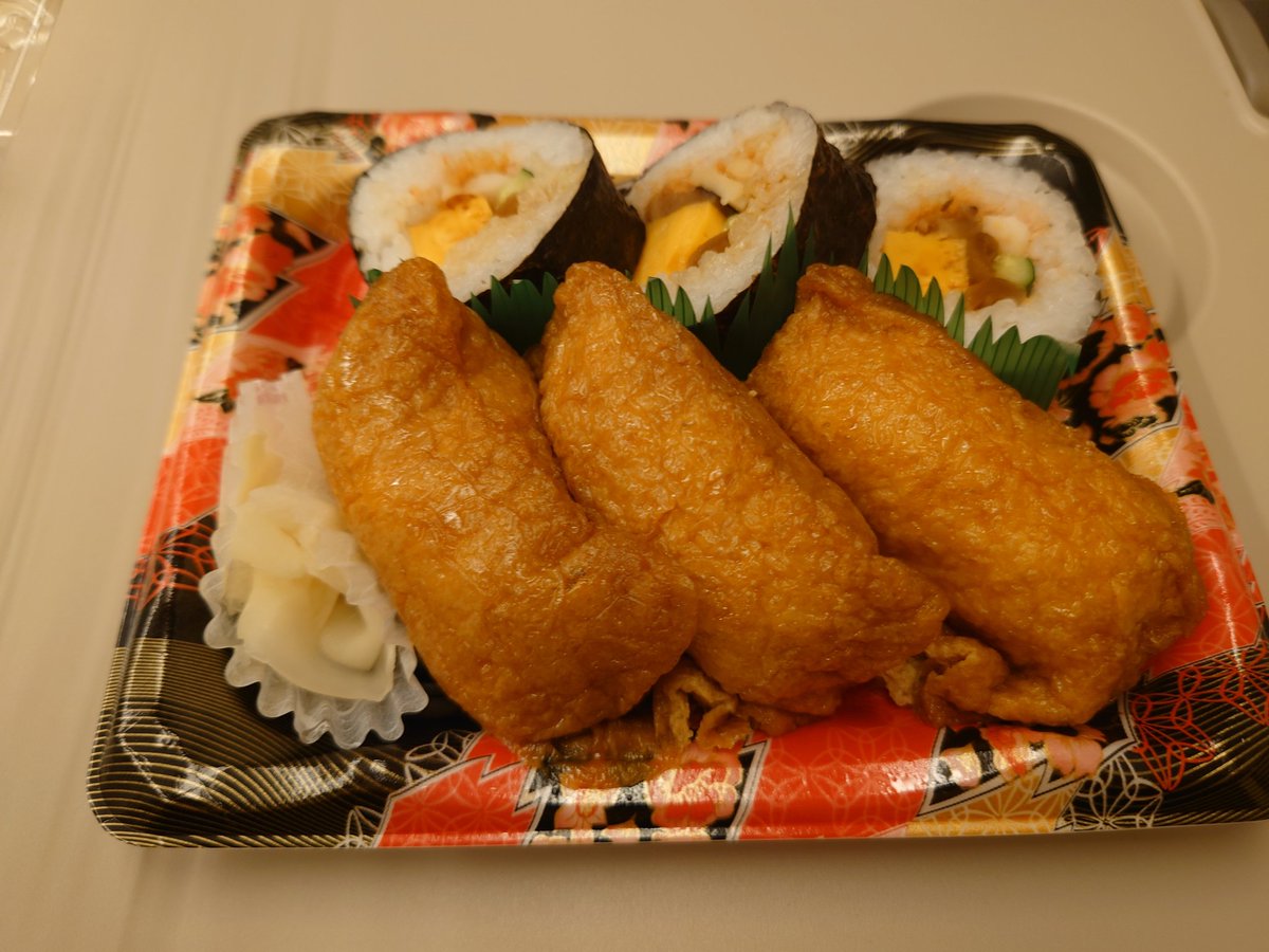 小腹が空いたので、帰りの新幹線の中で助六を食べる😋
勝利の助六、美味い♫
勝利のあとは何を食べても美味しいけど😊
#ベガサポ八戸遠征