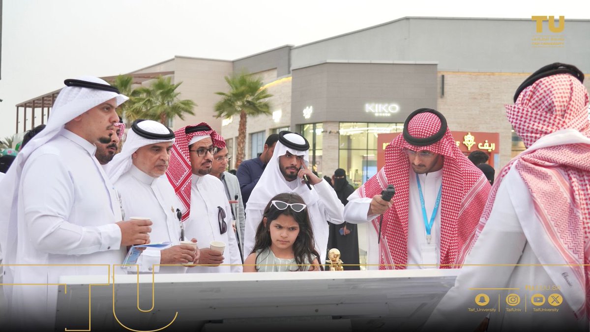 TUmoments's tweet photo. أقامت #جامعة_الطائف ممثلةً في كلية الصيدلة بنادي بَتيل وبإشراف المكتب التنفيذي لمكافحة المخدرات بجامعة الطائف؛ حملة توعوية بعنوان :
"التعاطي يبدأ بفضول .. وينتهي بقيود"

وذلك بالتعاون مع جمعية التأهيل المستمر وبحضور سعادة عميد كلية الصيدلة أ.د. يوسف الثبيتي وعدد من منسوبي الكلية والجمعية، بهدف تعزيز الوعي بمخاطر المخدرات وآثارها السلبية وترسيخ مفاهيم الوقاية بين أفراد المجتمع.
وشهدت الحملة حضور وتفاعل من الزوار حيث قُدمت رسائل توعوية ونصائح إرشادية تسهم في رفع مستوى الوعي بخطر المخدرات وآثارها ، إلى جانب التعريف بسبل الوقاية والدعم مما انعكس أثره الإيجابي على أفراد المجتمع الحضور.