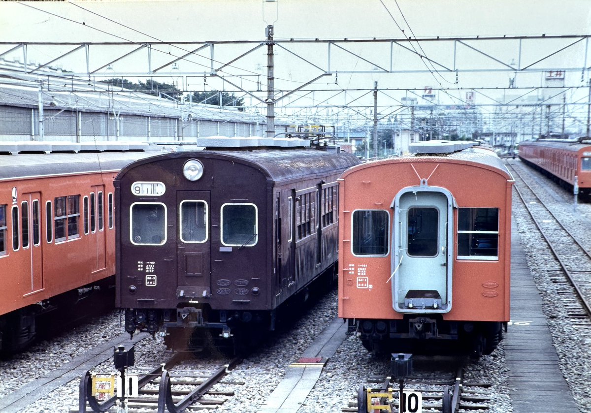 旧形国電の思い出【その他列車編】
武蔵小金井区の一番奥に待機するクモヤ90013。回りには101系が留置されています。現在は編成単位の車両管理となりこの様な風景はほぼ見られなくなりましたが、当時はどこの電車区に行っても予備車や牽引車、救援車などが構内の隅に置かれていました。所蔵写真です。