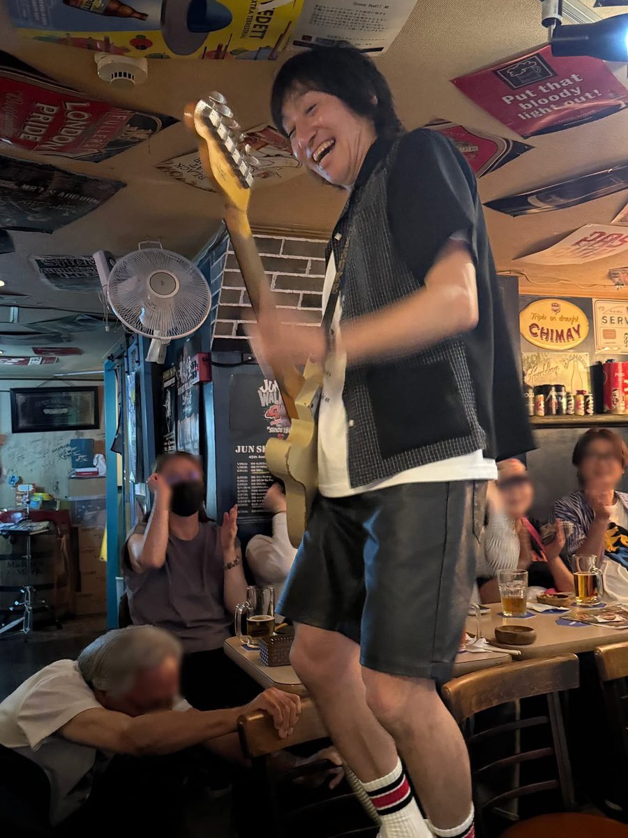 初めての本厚木Green Bud!!。
雑多な感じがロックな雰囲気、そんな中アットホームなライブに。
最後はみんな立ち上がってハッピー！
見に来てくれていた門池さんがスタッフのようにイスを押さえてくれたのには恐縮、、w
店のBGM良かった！これ大事。
なべさん、主催のよっしぃー、しゅうちゃんに感謝。