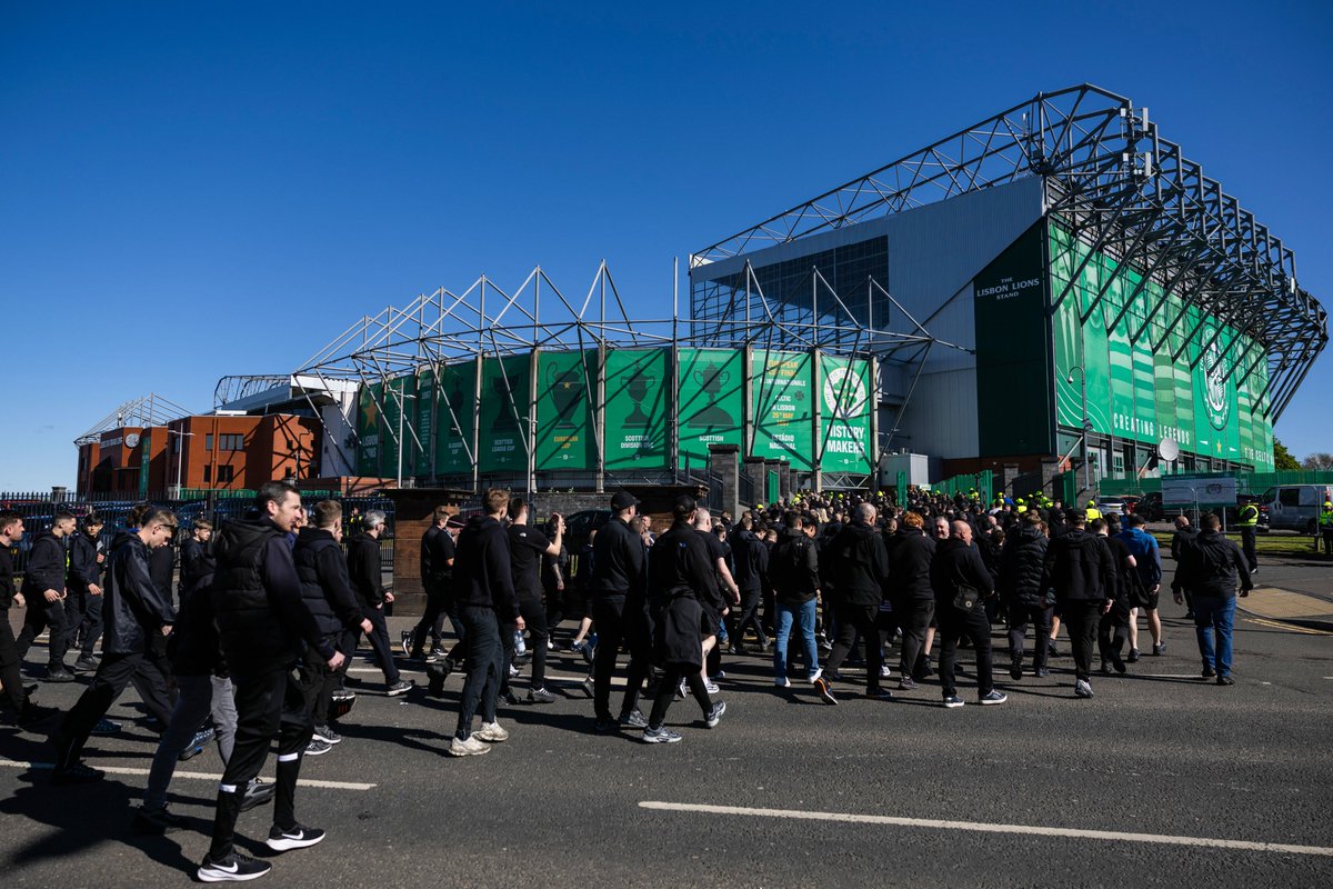 Record_Sport's tweet photo. 𝐂𝐞𝐥𝐭𝐢𝐜 𝐯𝐬 𝐑𝐚𝐧𝐠𝐞𝐫𝐬 𝐋𝐈𝐕𝐄 🟢🔵

The travelling Rangers fans have been escorted into Celtic Park ahead of kick-off - with the World's Strongest Man Tom Stoltman among them 📸

Follow the build-up LIVE 💻

https://t.co/UaCL3ObmzU https://t.co/d626Ee9QYI